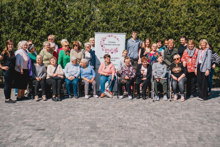 „Niebieskie granty” łączą pokolenia i zmieniają otoczenie.  